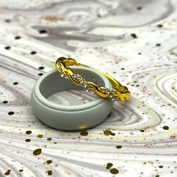 Women’s 3mm Gold Ring Band - Picture 2 of 5